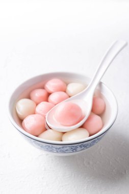 Tangyuan (Çin usulü tatlı hamur tatlısı), şuruplu glutinous pirinç topu, sonbahar fener festivalinin ortasında veya yeni yılda kutlanan tatlı.
