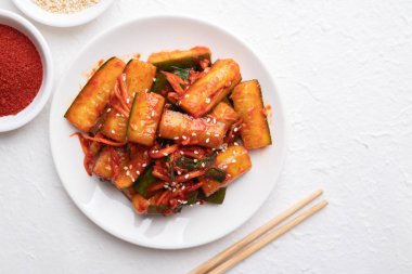 Beyaz arka planda Kore kimchi salatalığı Kore mezesi, ev yapımı yemekler.