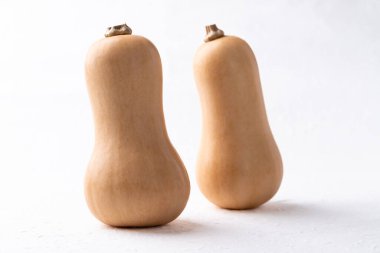 Beyaz arka planda taze tereyağlı balkabağı, sonbahar mevsiminde sebze, yiyecek malzemesi.