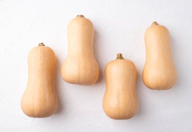 Beyaz arka planda taze tereyağlı balkabağı, sonbahar mevsiminde sebze, yiyecek malzemesi.