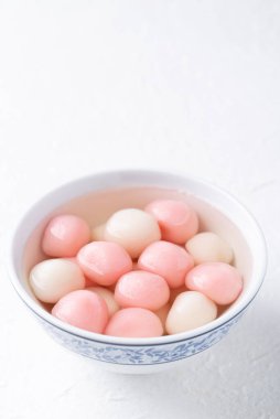 Tangyuan (Çin usulü tatlı hamur tatlısı), şuruplu glutinous pirinç topu, sonbahar fener festivalinin ortasında veya yeni yılda kutlanan tatlı.