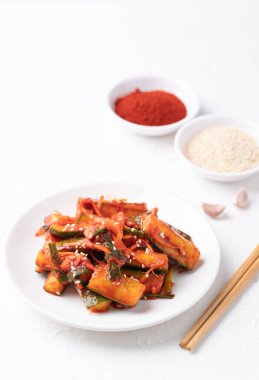 Beyaz arka planda Kore kimchi salatalığı, Kore mezesi, ev yapımı yemek.