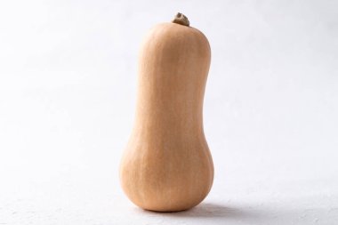 Beyaz arka planda taze tereyağlı balkabağı, sonbahar mevsiminde sebze, yiyecek malzemesi.