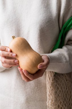 Kabak ezmesi kadın eli tutuyor.