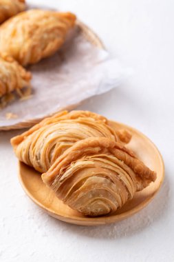 Körili puf tavuk ya da ahşap tabakta tatlı patates, beyaz arka plan, Tayland usulü atıştırmalık.