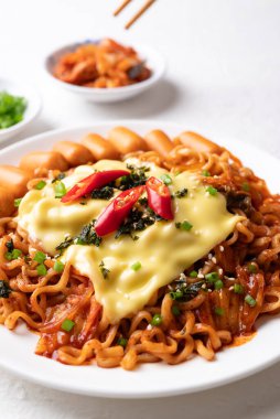 Kimchi, sosis ve Mozzarella peynirli Kore baharatlı hazır şehriye.