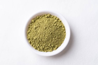 Beyaz arka planda kasede kibrit yeşil çay tozu manzarası