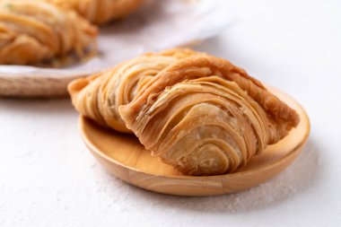 Körili puf tavuk ya da ahşap tabakta tatlı patates, beyaz arka plan, Tayland usulü atıştırmalık.