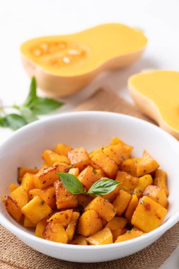 Kavrulmuş tereyağlı balkabağı kabağı kasede, güz ev yapımı yemekler.