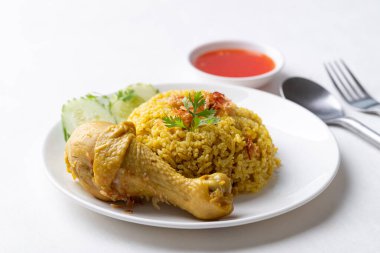 Beyaz arka planda tavuk ve acı soslu Tayland biryani pilavı.