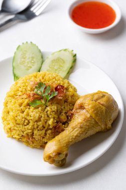 Beyaz arka planda tavuk ve acı soslu Tayland biryani pilavı.