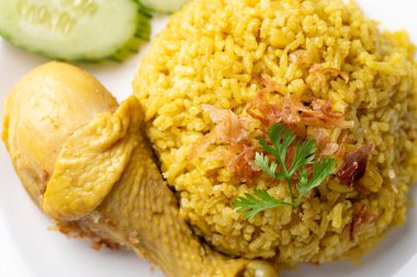Tabakta tavuklu Tayland Biryani pilavı.