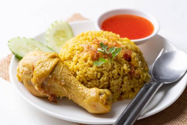 Beyaz arka planda tavuk ve acı soslu Tayland biryani pilavı.