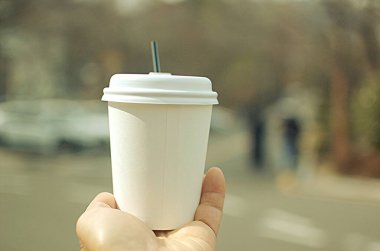 Saydam arka plan üzerinde izole duman ile beyaz gerçekçi kahve fincanı