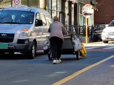 Londra - 17 Ocak 2015. Eski kırık sandalye bit pazarı üzerinde koleksiyon. Bit pazarı eski moda ürünler London city, İngiltere'de görüntülenen ile. 17 Ocak 2015.