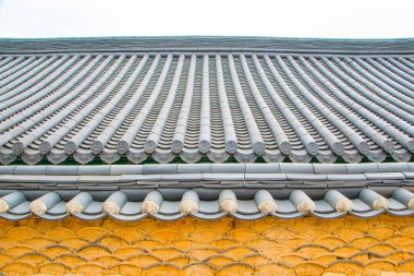 Çatı katındaki güneş panelleri. Güzel, büyük modern ev ve güneş enerjisi. Güneş ışınları.