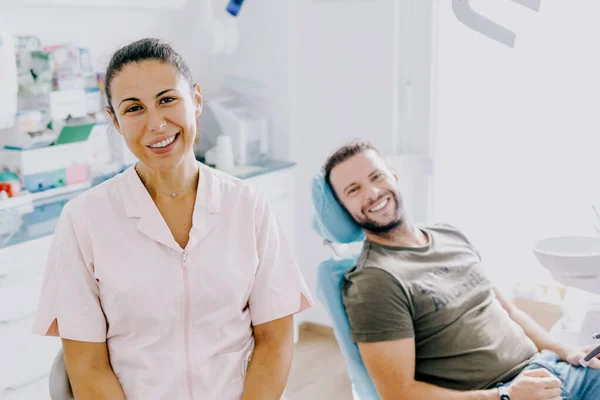 Mujer Dentista Feliz Mirando Cámara Con Paciente Satisfecho Hombros —  Fotos de Stock