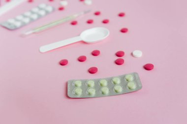 Virüs tedavisi için ilaçlar, grip, morfin, soğuk algınlığı. Pembe arka plan. Yakın çekim görünümü