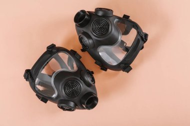 Turuncu arka planda filtresiz gaz maskesi. İki solunum cihazı