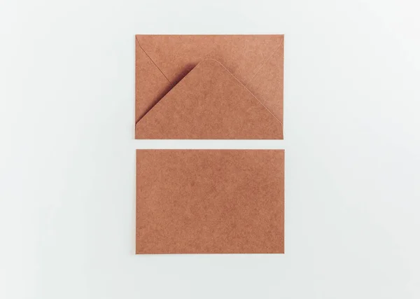 Brown Recycler Les Enveloppes Carton Sur Fond Blanc Modèle Enveloppe — Photo