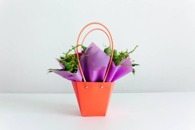 Hediye kutusundaki bir buket çiçek. Çiçekçi örneği. Beyaz arkaplan