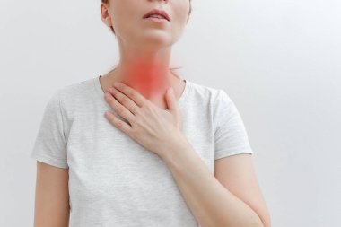 Boğazı ağrıyan, dişi ağrıyan genç bir kadın. Kırmızı işaret. Kadınlar boğaza dokunur. Beyaz arka plan. Yakın çekim görünümü