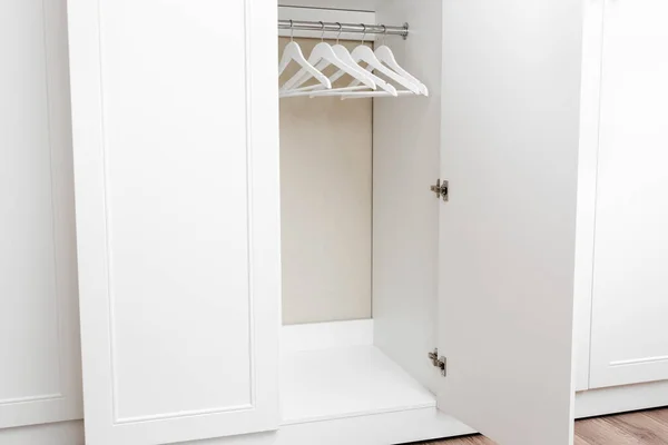White Empty Wardrobe Closet Hangers Wooden White Hangers Rod Store — Stockfoto