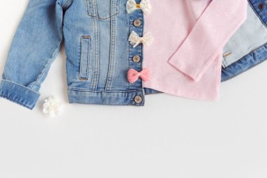 Kot ceketli ve saç aksesuarlı bir Ponk gömlek. Bahar ya da yaz için çocuk kıyafetleri. Kopyalama alanı olan üst görünüm