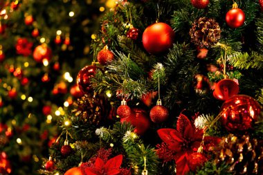 Noel ağacını ve topları kapatın. Arka planda Bokeh çelenkleri. Yeni yıl ve noel konsepti fotokopi alanı ile. Ahşap yeni yıl geçmişi, yeşil ağaç, kırmızı böğürtlen. Seçici odak.