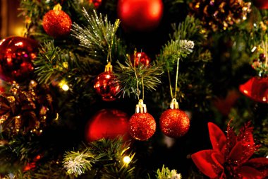 Noel ağacını ve topları kapatın. Arka planda Bokeh çelenkleri. Yeni yıl ve noel konsepti fotokopi alanı ile. Ahşap yeni yıl geçmişi, yeşil ağaç, kırmızı böğürtlen. Seçici odak.