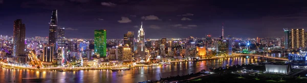 越南胡志明市 2022年9月11日 胡志明市的Bitexco塔 建筑物 Thu Thiem 2桥和西贡河的空中景观 遥远的是81号地标摩天大楼 旅行概念 — 图库照片
