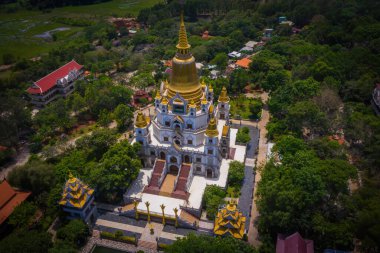 Ho Chi Minh City 'deki Buu Long Pagoda' nın hava manzarası. Vietnam 'da Ho Chi Minh şehrinde saklanmış güzel bir Budist tapınağı. Hindistan, Myanmar, Tayland, Laos ve Viet Nam 'ın karışık mimarisi.