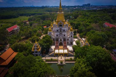 Ho Chi Minh City 'deki Buu Long Pagoda' nın hava manzarası. Vietnam 'da Ho Chi Minh şehrinde saklanmış güzel bir Budist tapınağı. Hindistan, Myanmar, Tayland, Laos ve Viet Nam 'ın karışık mimarisi.