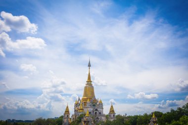 Ho Chi Minh City 'deki Buu Long Pagoda' nın hava manzarası. Vietnam 'da Ho Chi Minh şehrinde saklanmış güzel bir Budist tapınağı. Hindistan, Myanmar, Tayland, Laos ve Viet Nam 'ın karışık mimarisi.
