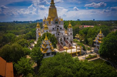 Ho Chi Minh City 'deki Buu Long Pagoda' nın hava manzarası. Vietnam 'da Ho Chi Minh şehrinde saklanmış güzel bir Budist tapınağı. Hindistan, Myanmar, Tayland, Laos ve Viet Nam 'ın karışık mimarisi.