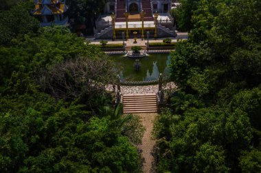 Ho Chi Minh City 'deki Buu Long Pagoda' nın hava manzarası. Vietnam 'da Ho Chi Minh şehrinde saklanmış güzel bir Budist tapınağı. Hindistan, Myanmar, Tayland, Laos ve Viet Nam 'ın karışık mimarisi.