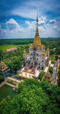 Ho Chi Minh City 'deki Buu Long Pagoda' nın hava manzarası. Vietnam 'da Ho Chi Minh şehrinde saklanmış güzel bir Budist tapınağı. Hindistan, Myanmar, Tayland, Laos ve Viet Nam 'ın karışık mimarisi.
