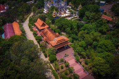 Ho Chi Minh City 'deki Buu Long Pagoda' nın hava manzarası. Vietnam 'da Ho Chi Minh şehrinde saklanmış güzel bir Budist tapınağı. Hindistan, Myanmar, Tayland, Laos ve Viet Nam 'ın karışık mimarisi.