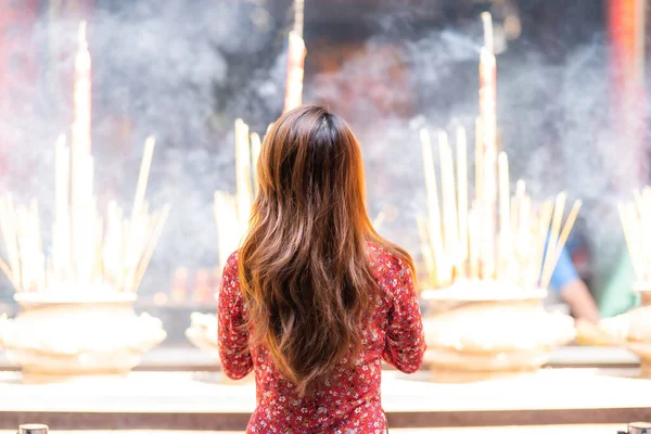 Vietnamese Girl Traditional Long Dress Dai Dress Praying Incense Stick — Stockfoto