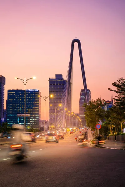 Ho Chi Minh City, Viet Nam - 22 Mar 2023: Ba Son 'da ya da Vietnam' ın en gelişmiş şehirlerinden biri olan Ho Chi Minh City 'deki Thu Thiem 2 Köprüsü' nde güzel bir gün batımı. Seyahat ve şehir manzarası kavramı.