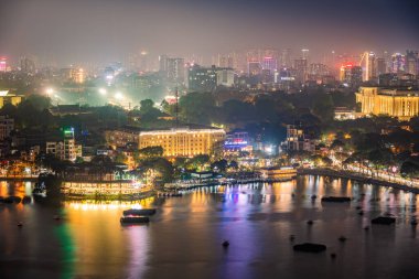 Hanoi, Vietnam - 04 Mayıs 2023: Batı Gölü 'ndeki alacakaranlıkta Hanoi şehri. Vietnam 'ın ünlü hedefi