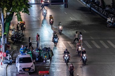 Hanoi, Vietnam - 04 Mayıs 2023: Hanoi, Vietnam 'ın Eski Mahallesi' ndeki sokak satıcıları. Hanoi caddesinde popüler ulaşım motosiklettir. Vietnam 'ın ünlü hedefi