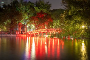 Hanoi, Vietnam - 04 Mayıs 2023: Hoan Kiem Gölü 'nün ortasındaki Huc Kızıl Köprüsü ve Kaplumbağa Kulesi' nin gece görüşü, Ha Noi, Vietnam. Vietnam 'ın ünlü hedefi