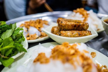 Banh cuon - Vietnamlı haşlanmış pirinç rulosu içinde kıyma ve yanında bir kase balık sosu. Ayrıntılar. Seçici odak.