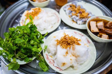 Banh cuon - Vietnamlı haşlanmış pirinç rulosu içinde kıyma ve yanında bir kase balık sosu. Ayrıntılar. Seçici odak.