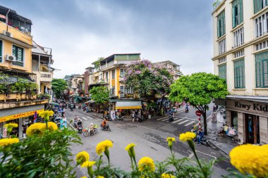 Hanoi, Vietnam - 08 Mayıs 2023: İnsanlar, satıcılar, bisikletler ve bisiklet sürücüleri eski Vietnam kasabası Hanoi 'de işlek, hareketli bir caddede turist alıyorlar. Vietnam 'ın ünlü hedefi