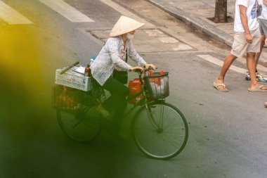 Hanoi, Vietnam - 08 Mayıs 2023: İnsanlar, satıcılar, bisikletler ve bisiklet sürücüleri eski Vietnam kasabası Hanoi 'de işlek, hareketli bir caddede turist alıyorlar. Vietnam 'ın ünlü hedefi