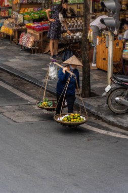 Hanoi, Vietnam - 08 Mayıs 2023: İnsanlar, satıcılar, bisikletler ve bisiklet sürücüleri eski Vietnam kasabası Hanoi 'de işlek, hareketli bir caddede turist alıyorlar. Vietnam 'ın ünlü hedefi