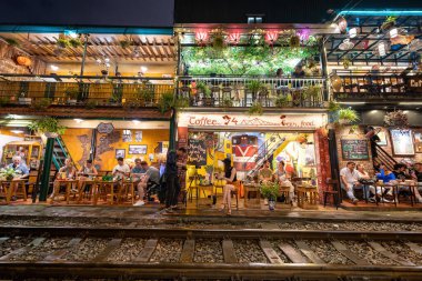 Hanoi, Vietnam - 08 Mayıs 2023: Hanoi Eski Mahallesi 'nin dar bir sokağından geçen tren görüntüsü. Turistler trenin resimlerini çekiyorlar. Hanoi Tren Sokağı popüler bir eğlencedir..