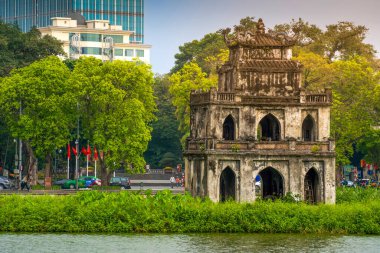Hoan Kiem Gölü (Ho Guom) ya da Hanoi 'nin merkezinde bulunan Sword Gölü. Hoan Kiem Gölü Hanoi 'de ünlü bir turistik yerdir. Seyahat ve manzara konsepti. Seçici odak.